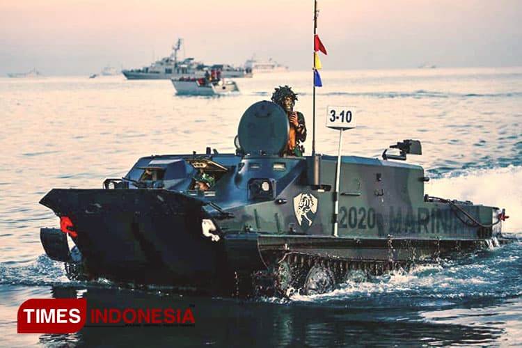 Kavaleri Korps Marinir Mendarat di Pantai Banongan dalam Latgab TNI 2023